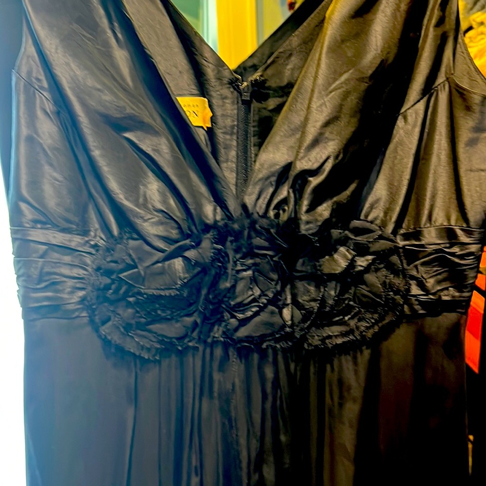 worn 8m pregnant. Fits beautifully w or without baby..